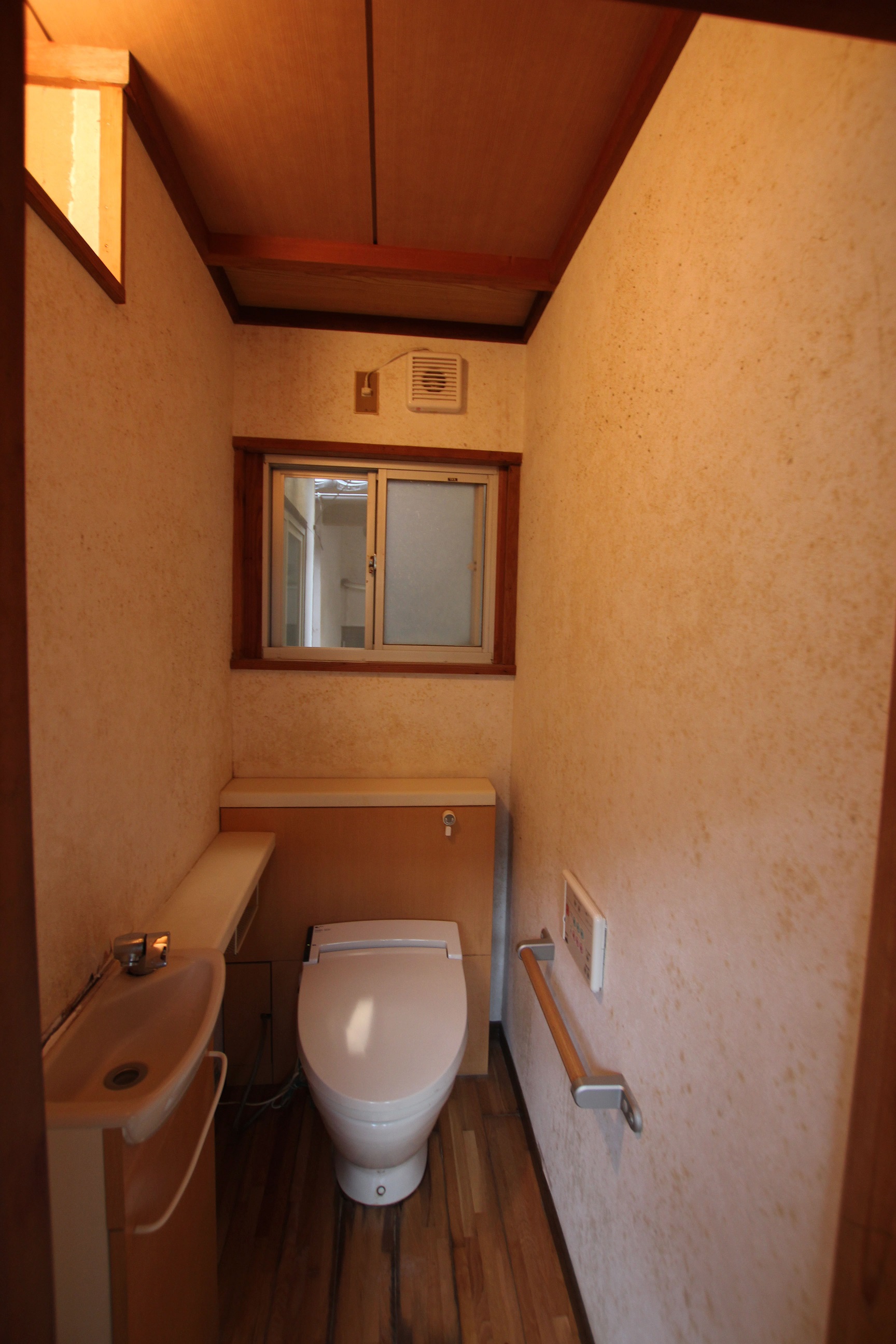 クロス張替 内装ﾘﾌｫｰﾑ トイレ 青木水道 住まいるアオキ 水廻りの工事に携わり40年